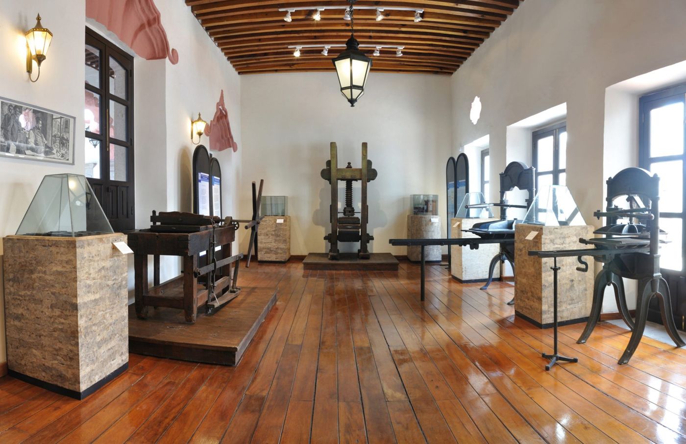 Sala con prensas y vitrinas