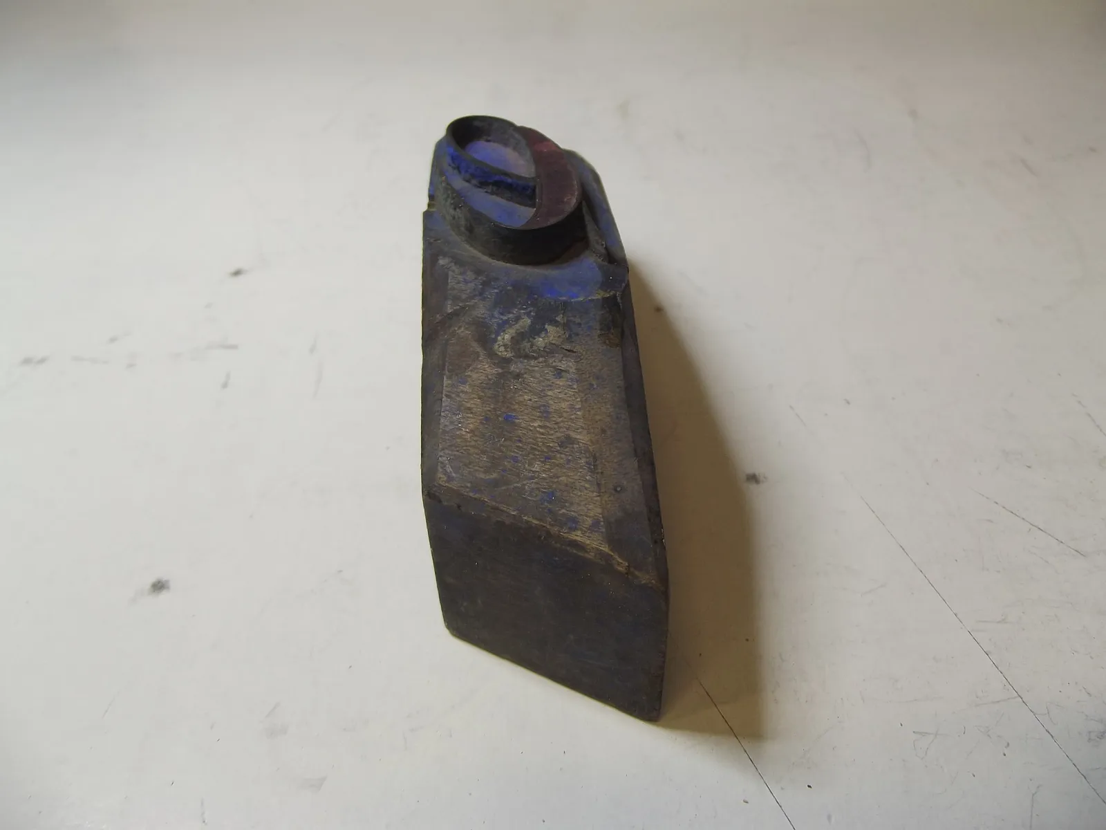 Sello de latón incrustado en base de madera