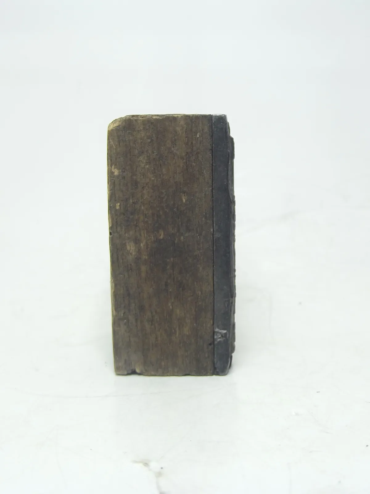 Grabado en plomo con base de madera