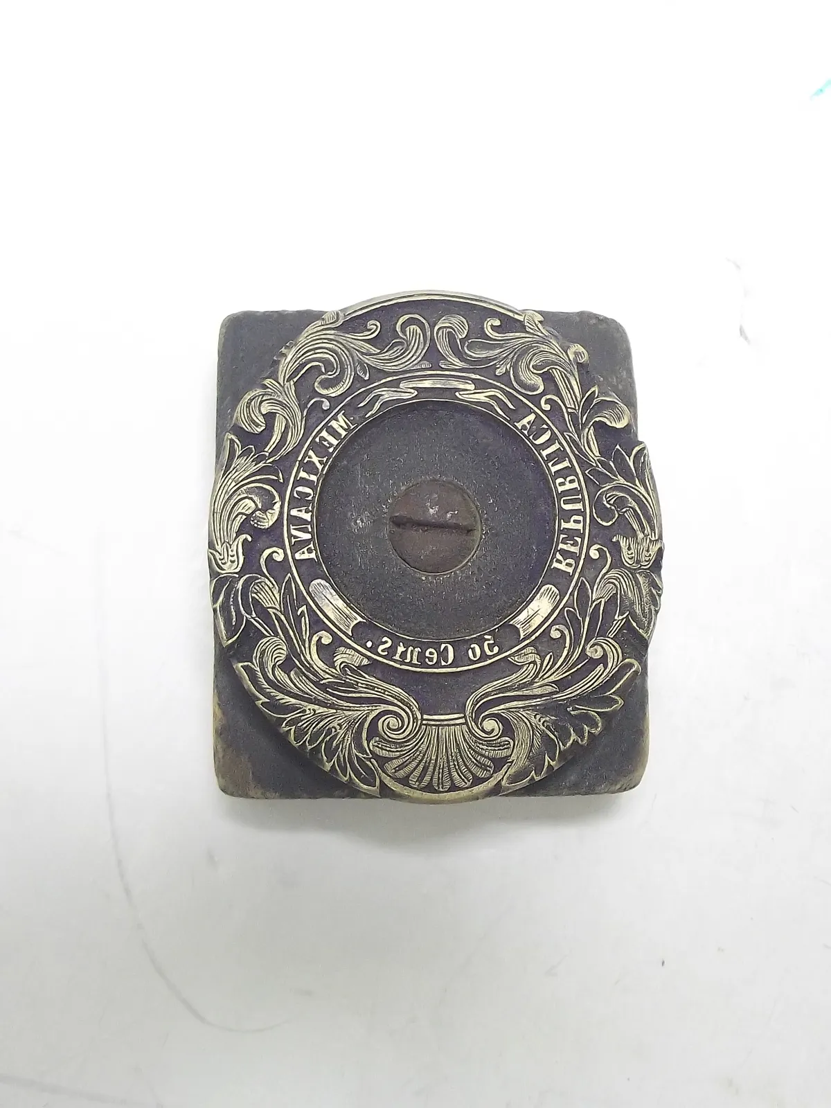 Sello de metal con base de madera
