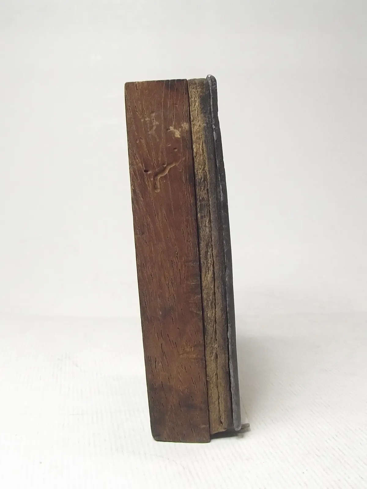 Grabado en plomo con base de madera