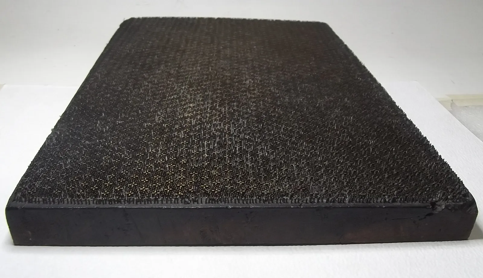 Plancha de bronce con base de madera para naipes