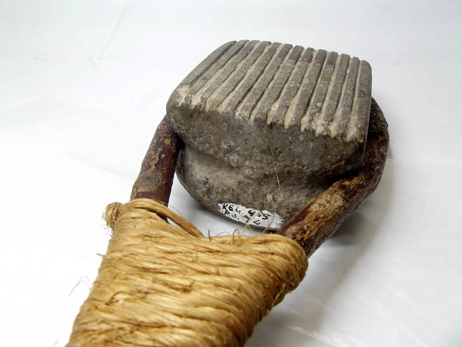 Batidor de piedra con horqueta de ramas.