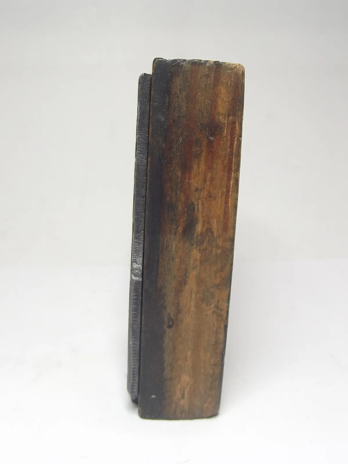 Grabado en plomo con base de madera