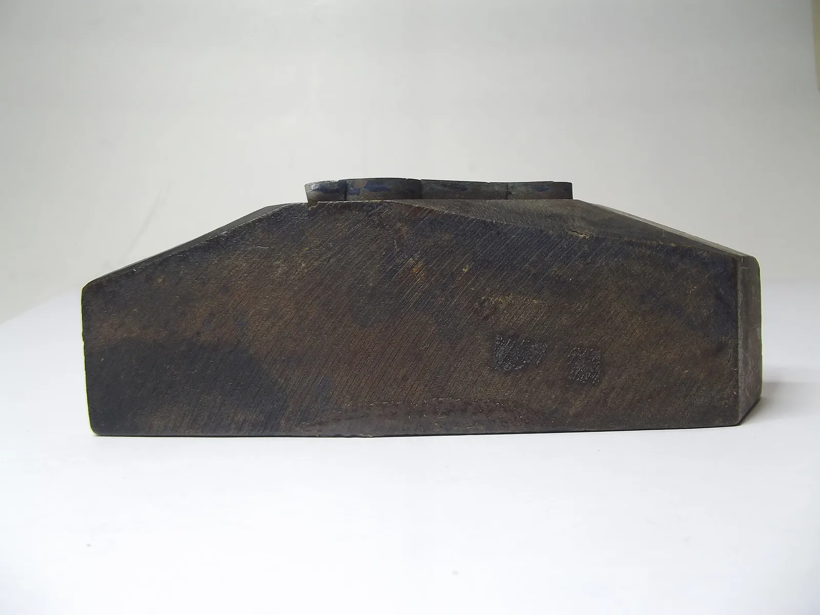 Sello de metal con base de madera