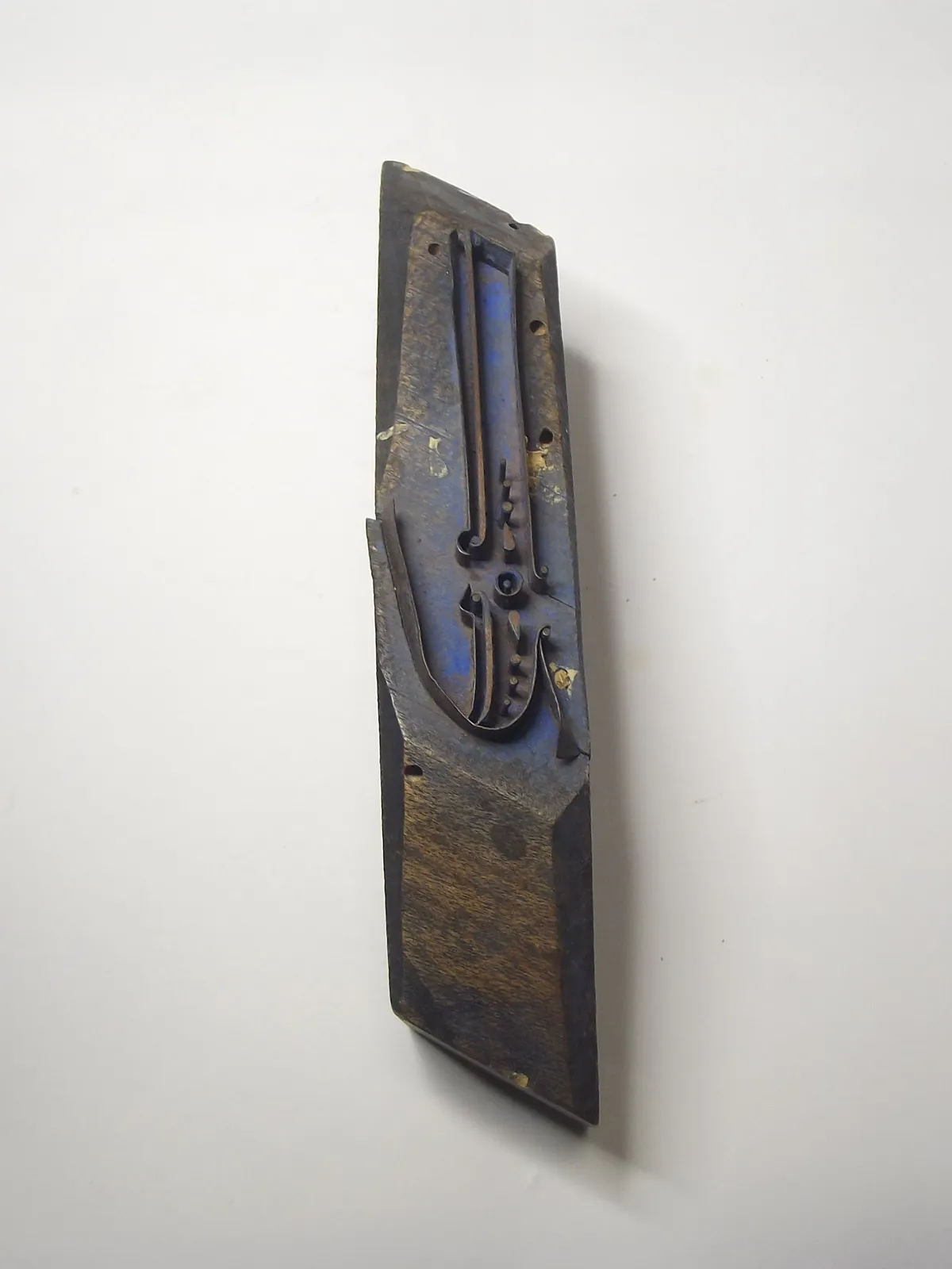 Sello de metal con base de madera