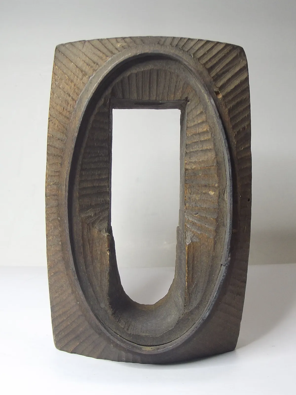 Sello de metal con base de madera