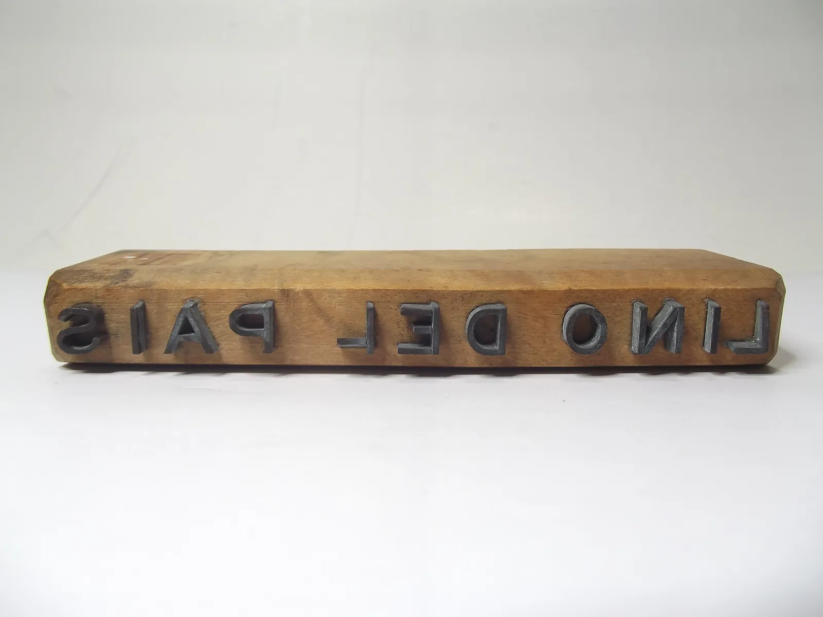 Sello metálico con base de madera