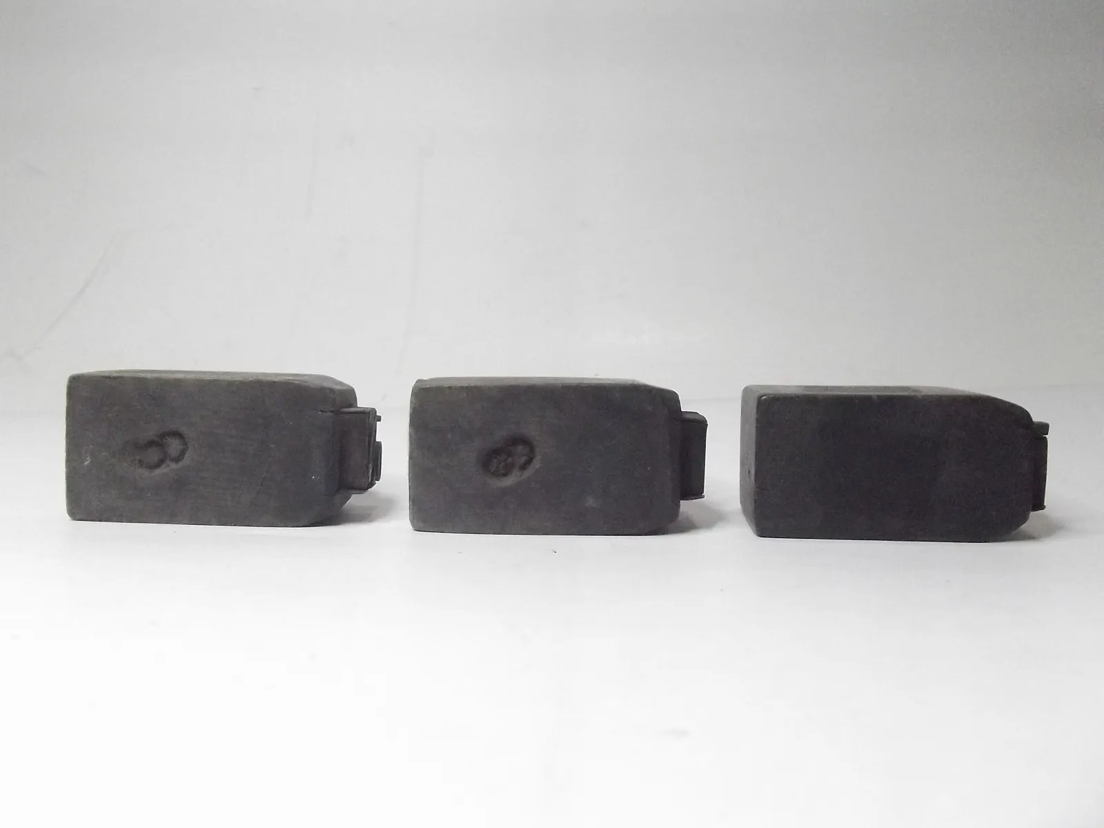 Sello metálico con base de madera