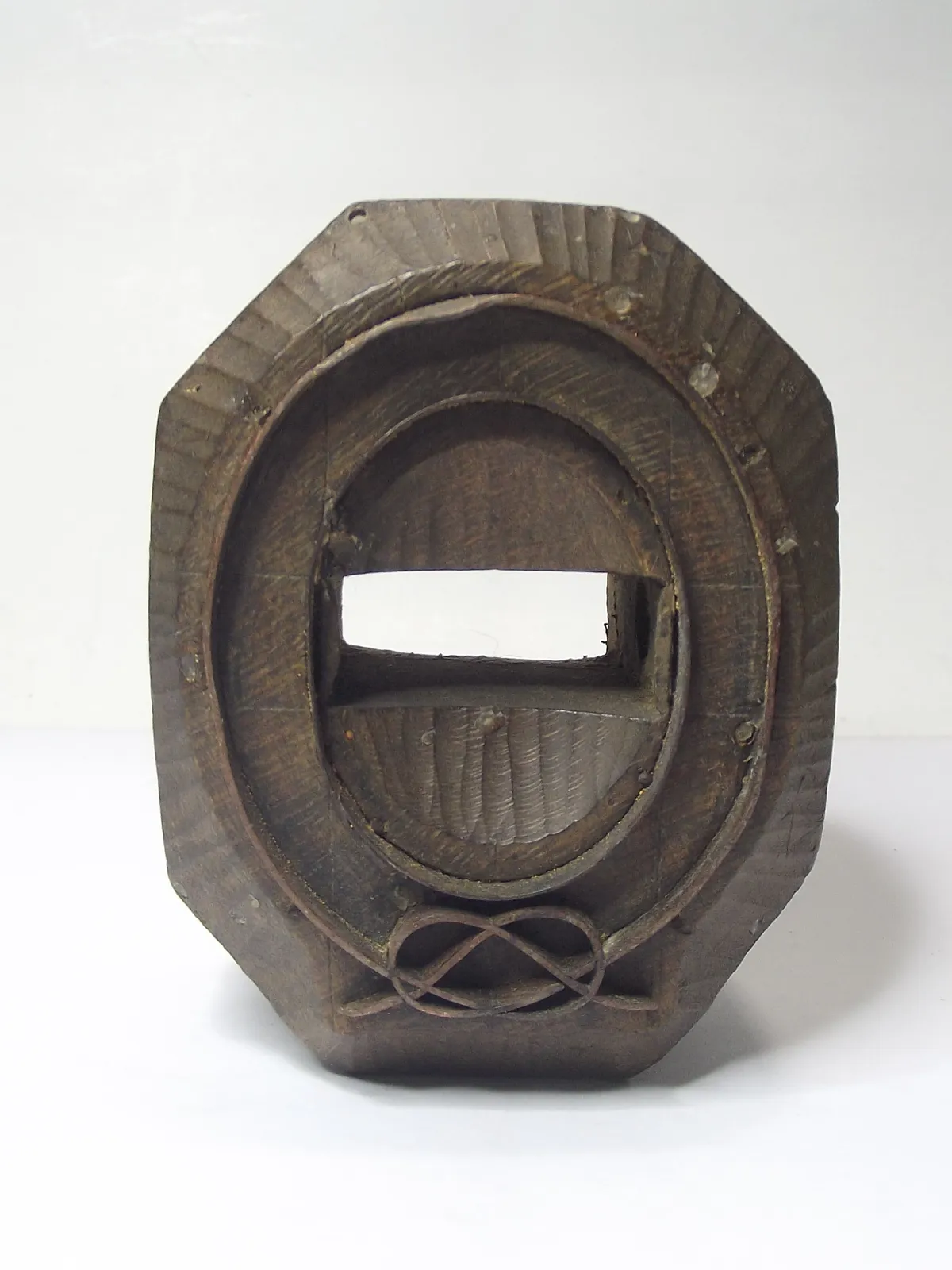 Sello metálico con base de madera