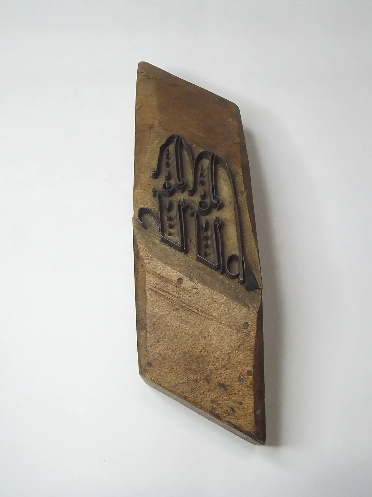 Sello de metal con base de madera