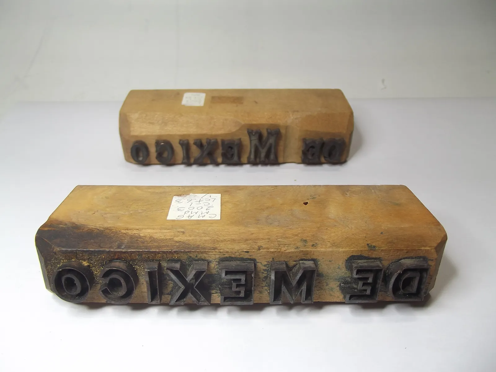 Sello de metal con base de madera