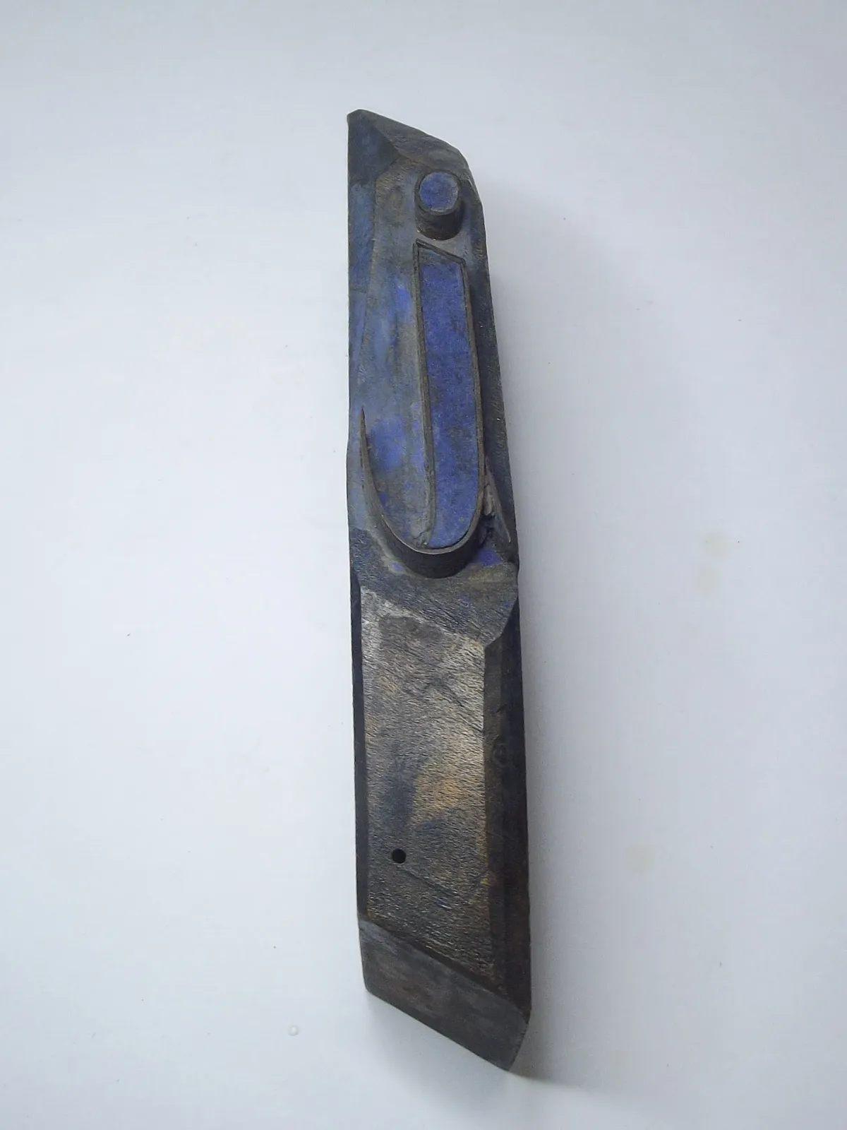 Sello de metal con base de madera