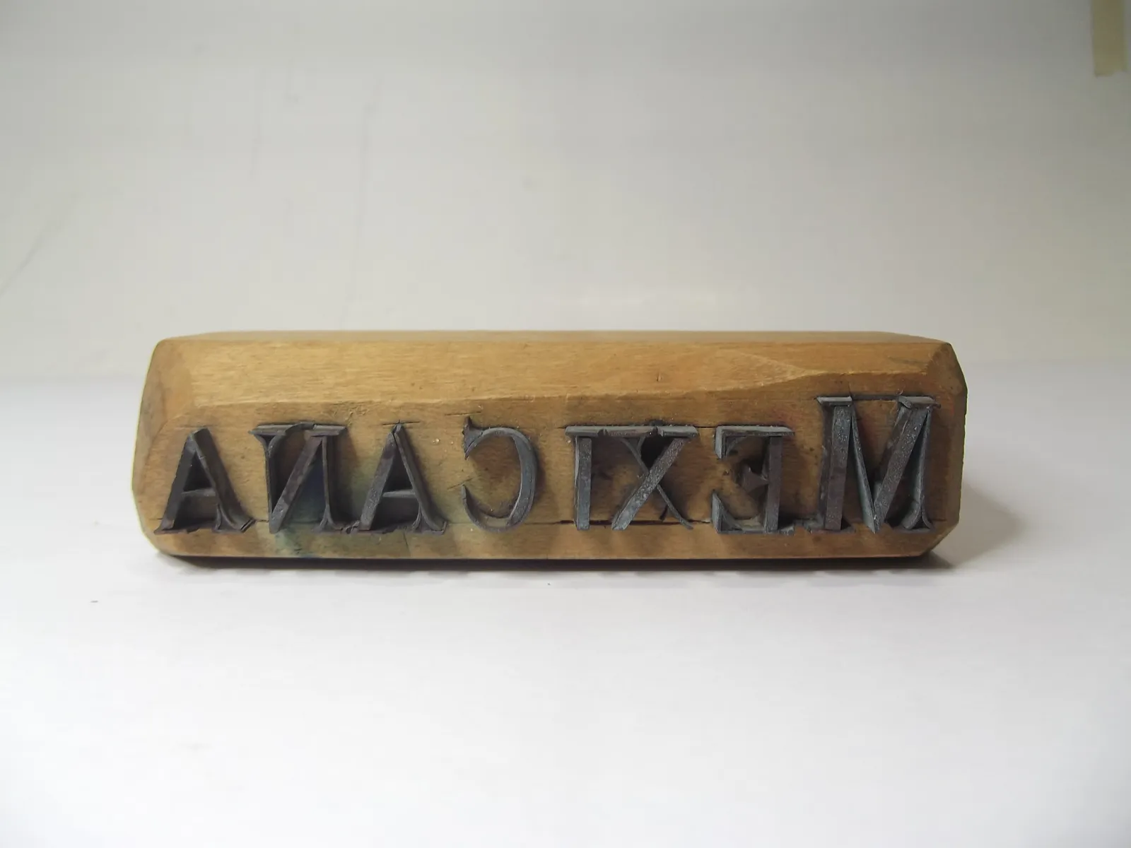 Sello de metal con base de madera