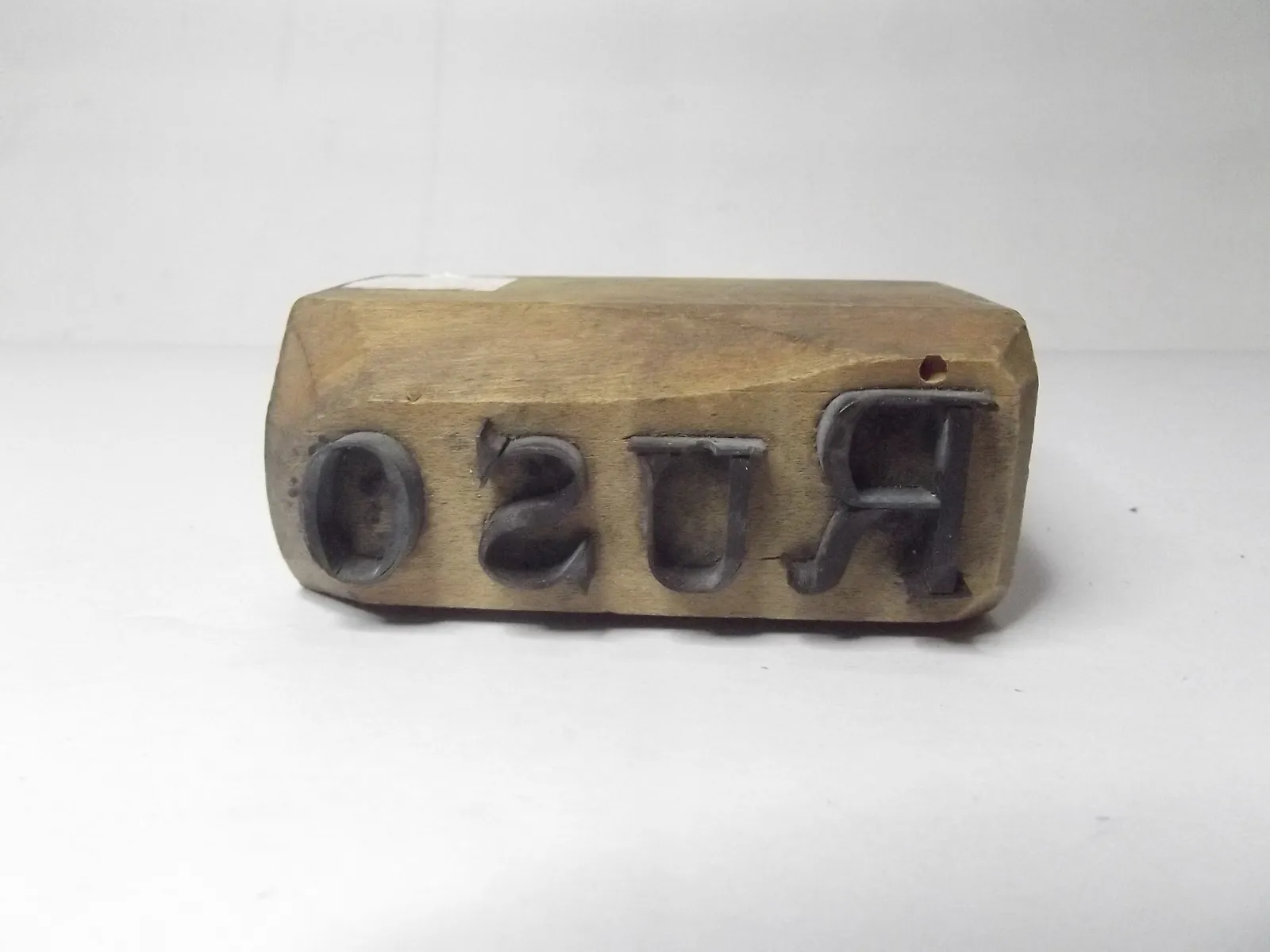 Sello de metal con base de madera