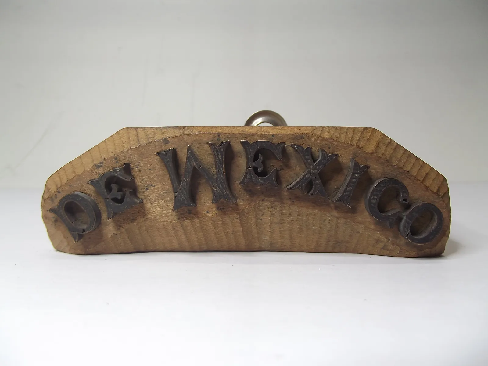 Sello metálico con base de madera