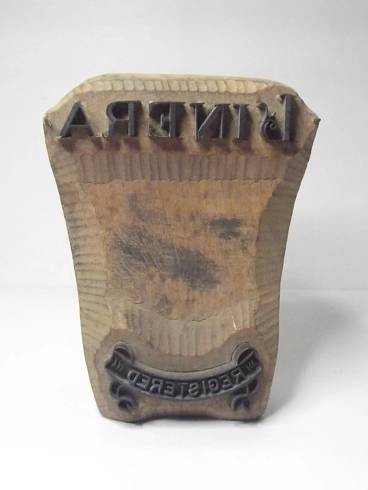 Sello de metal con base de madera