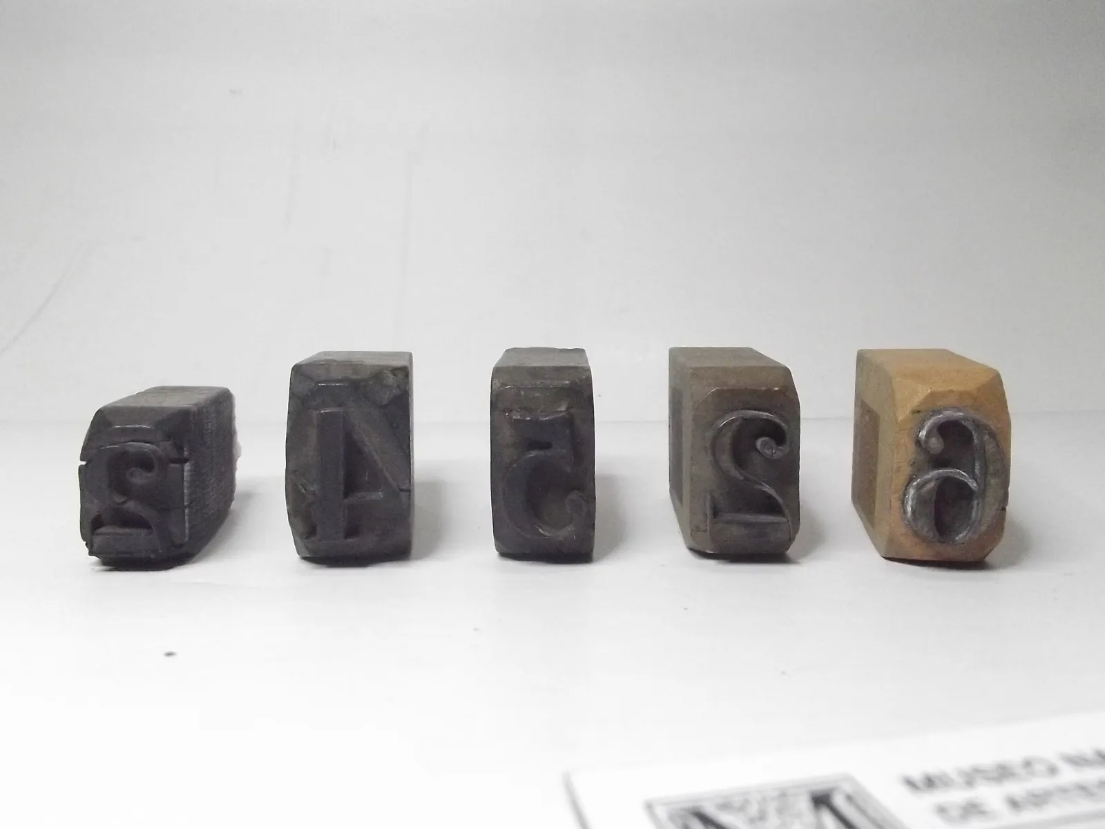 Sello de metal con base de madera
