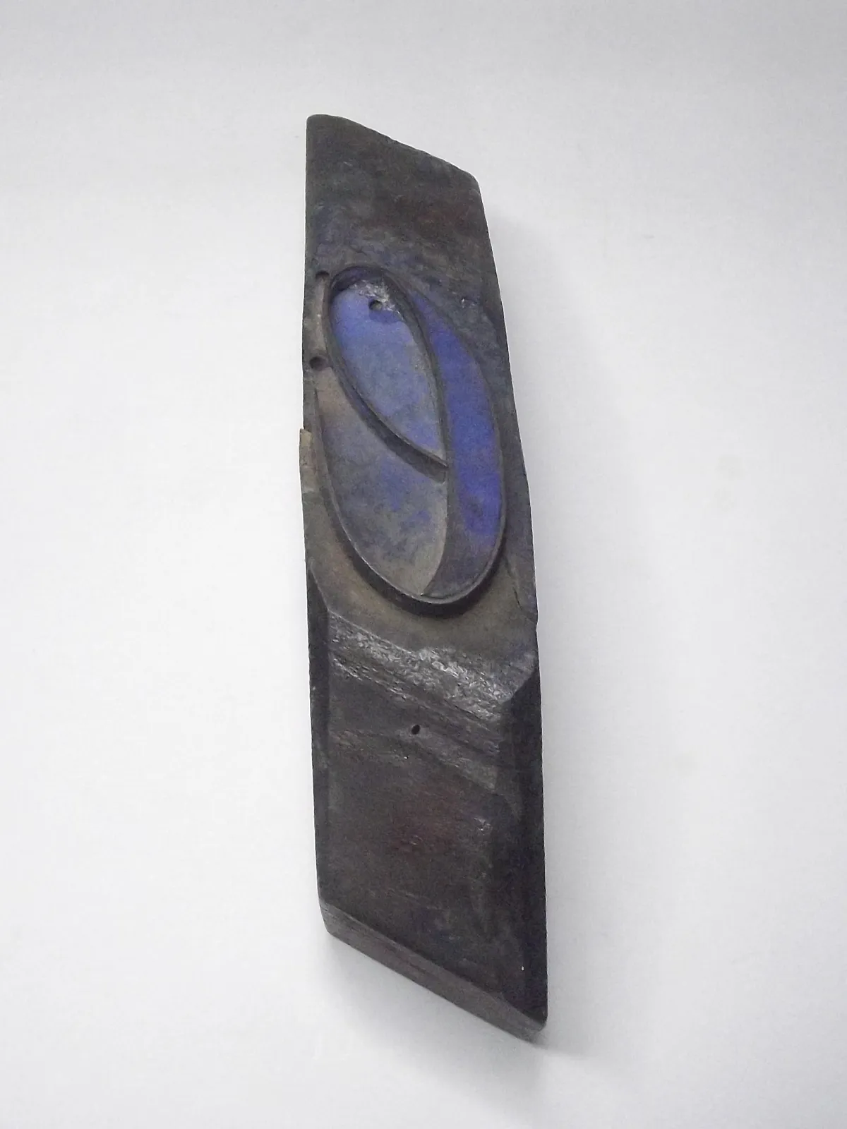 Sello de metal con base de madera