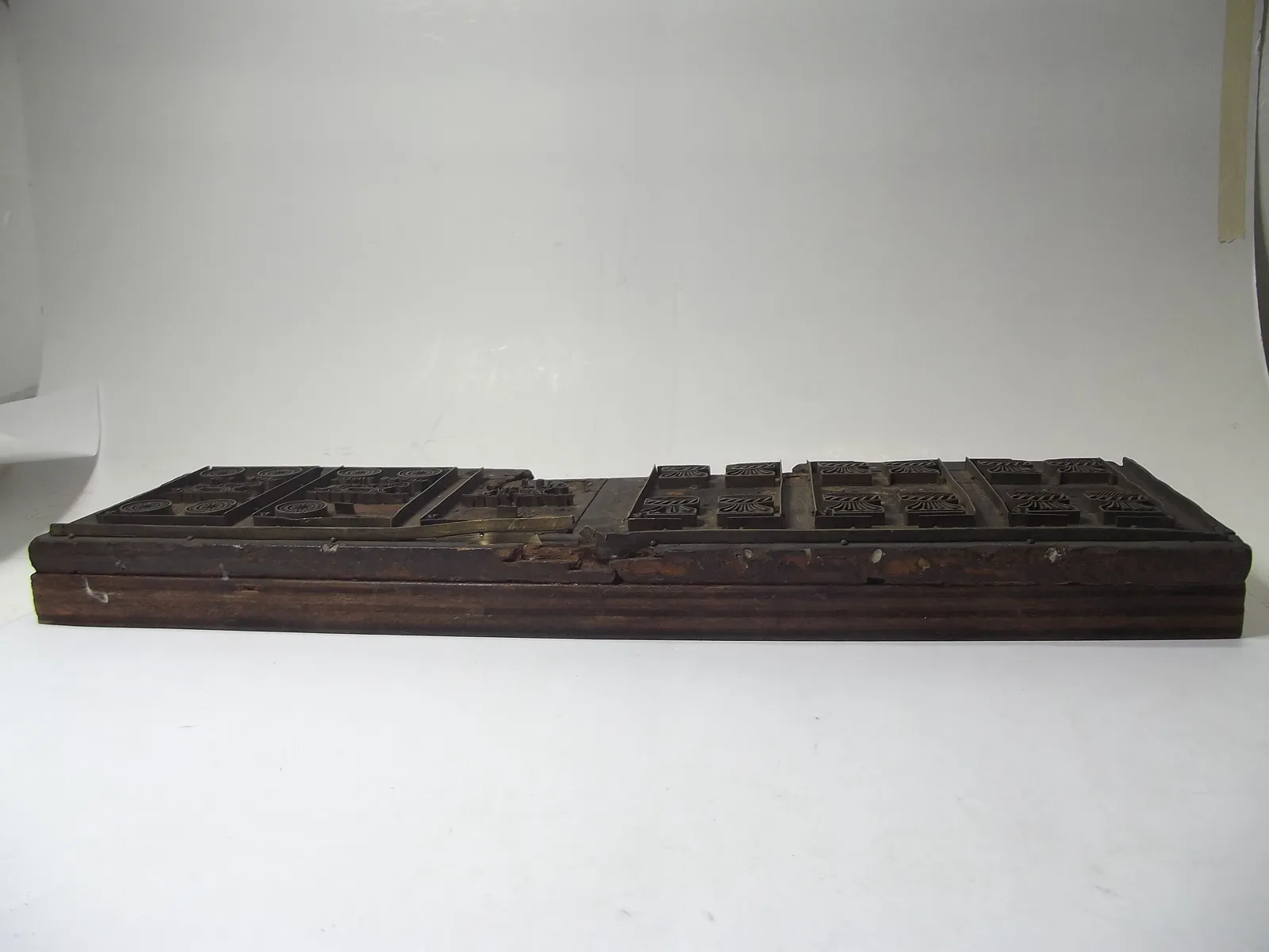 Plancha de lámina de latán con base de madera para imprimir naipes