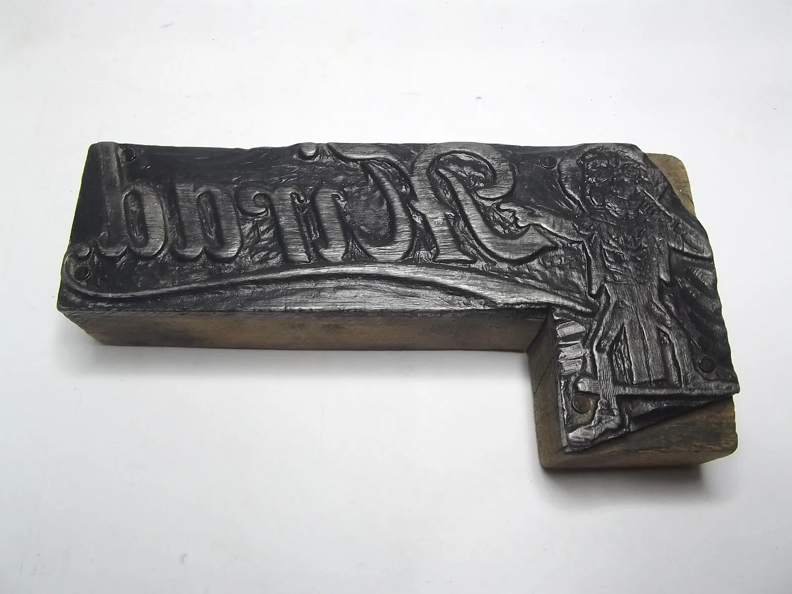 Grabado en plomo con base de madera