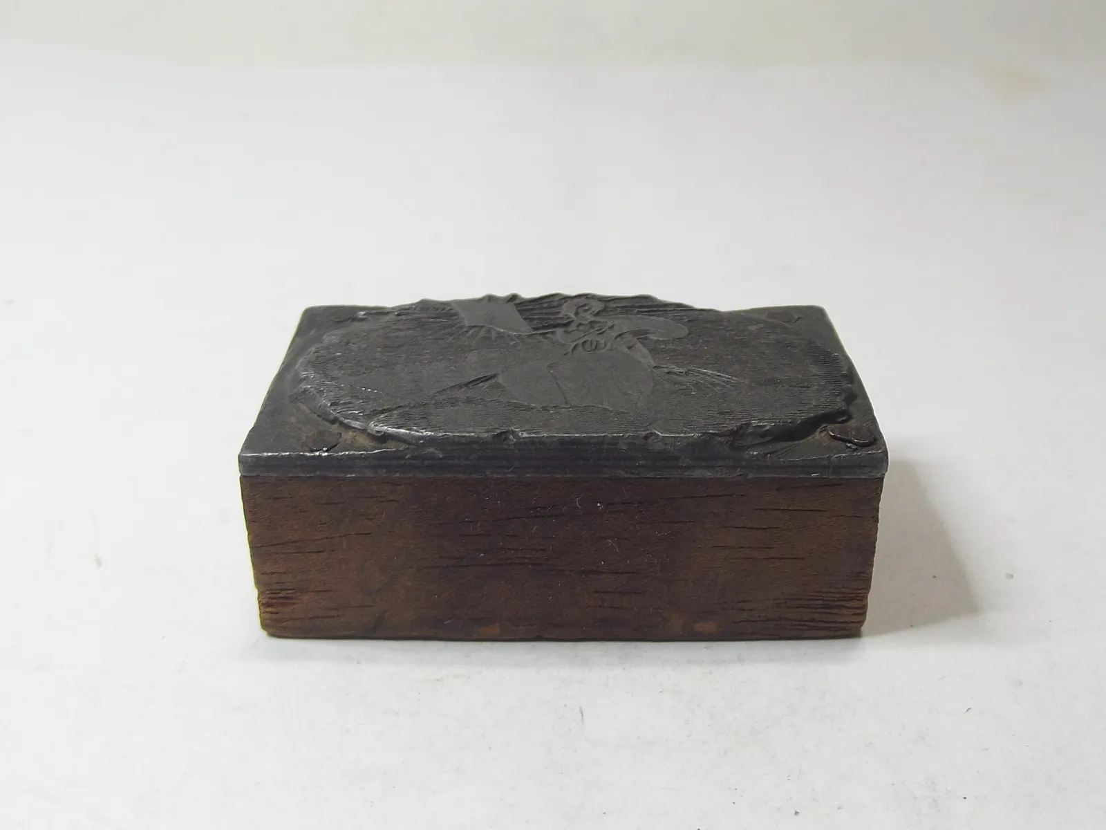 Grabado en plomo con base de madera
