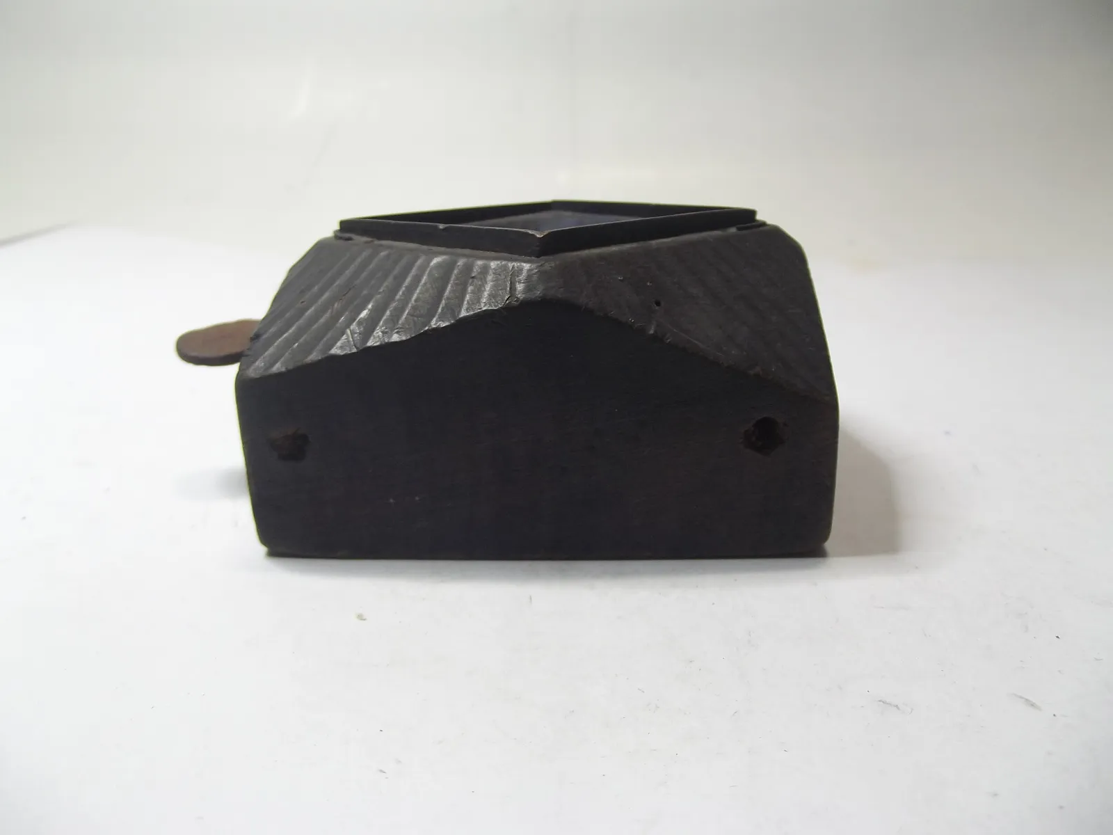 Sello metálico con base de madera