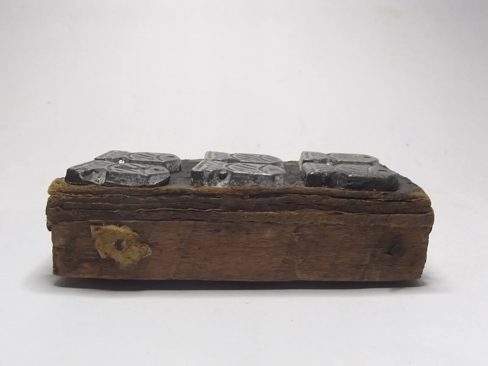 Grabado en plomo con base de madera