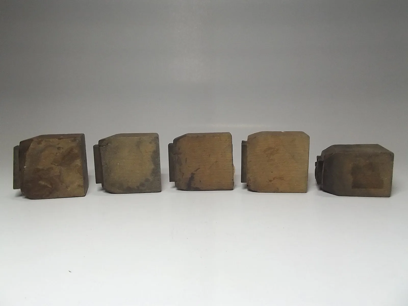 Sellos de lámina de latón sobre base de madera