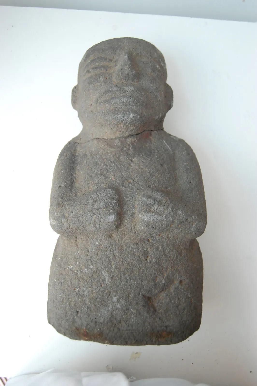 Figura antropomorfa de piedra