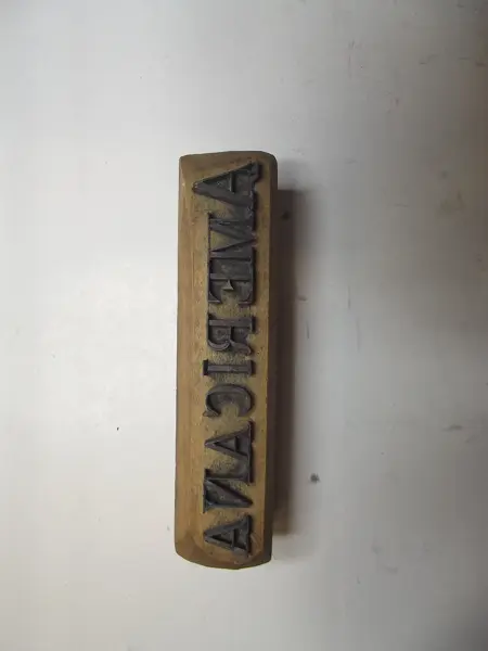 Sello de latón incrustado en base de madera