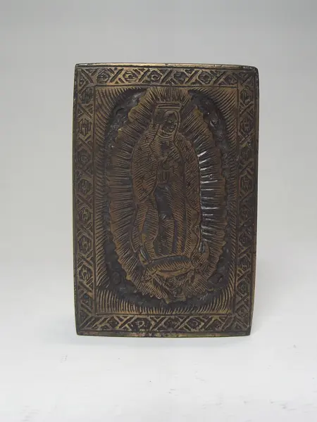 Grabado en bronce con base de madera