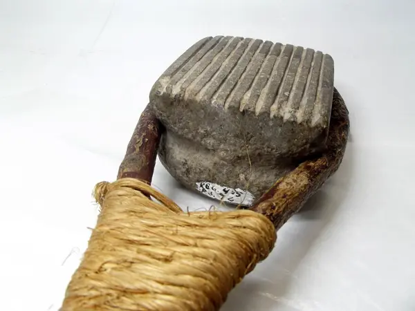 Batidor de piedra con horqueta de ramas.