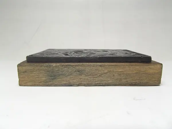 Grabado en plomo con base de madera