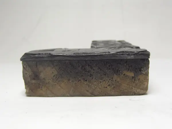 Grabado en plomo con base de madera
