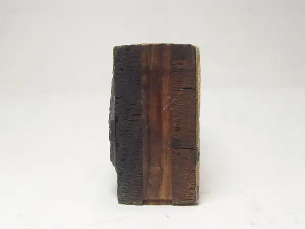 Grabado en plomo con base de madera