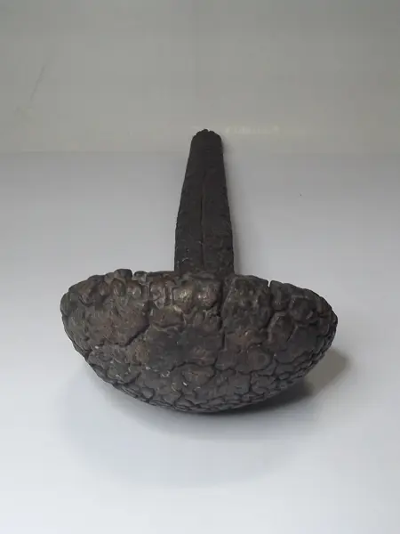 Cucharon craquelado de hierro
