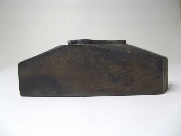 Sello de metal con base de madera