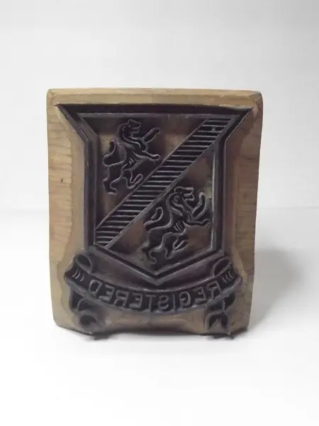 Sello de metal con base de madera