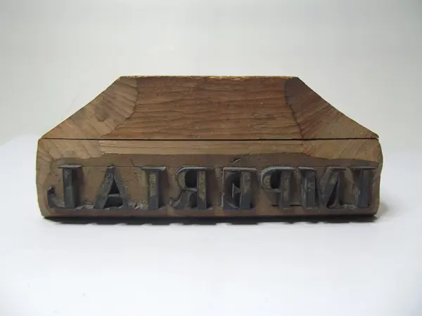 Sello metálico con base de madera
