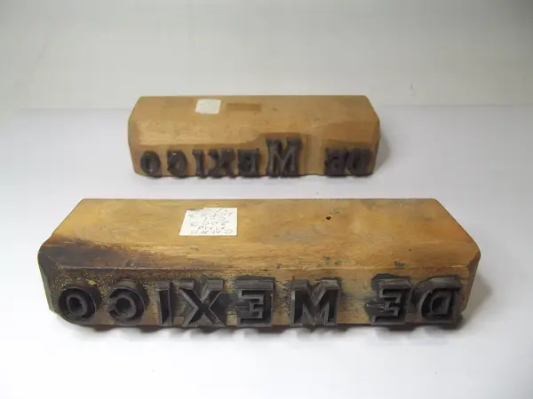 Sello de metal con base de madera