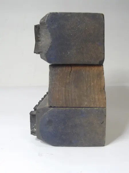 Sello de metal con base de madera