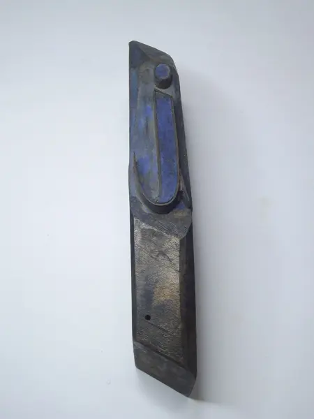 Sello de metal con base de madera