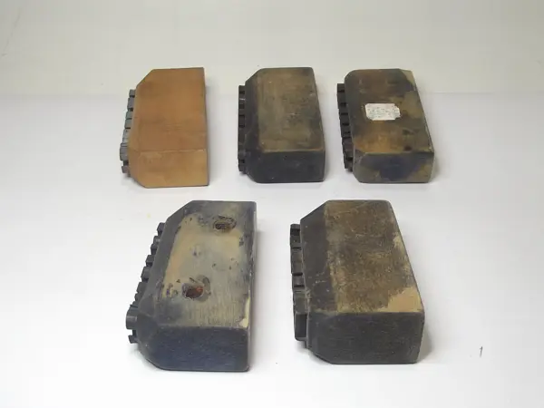 Sello metálico con base de madera