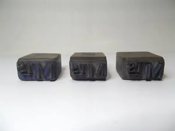 Sello de metal con base de madera