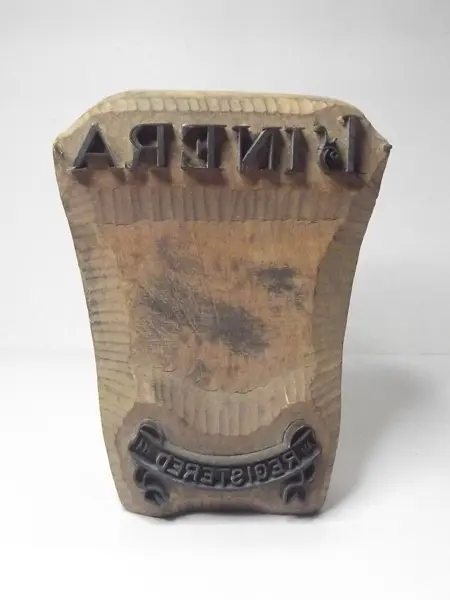 Sello de metal con base de madera