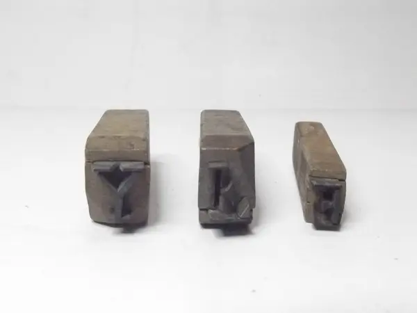 Sello de metal con base de madera