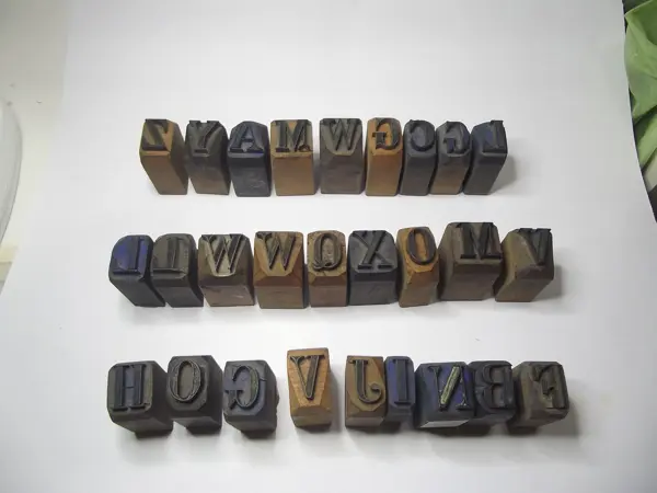 Sello de metal con base de madera