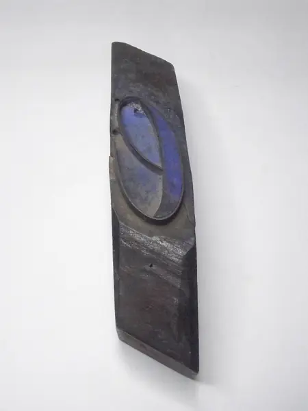 Sello de metal con base de madera