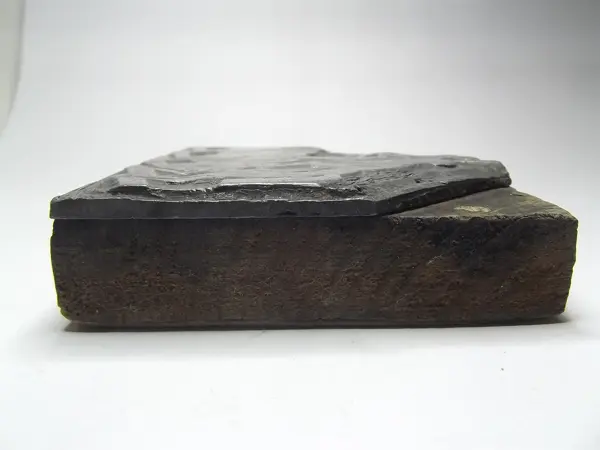 Grabado en plomo con base de madera